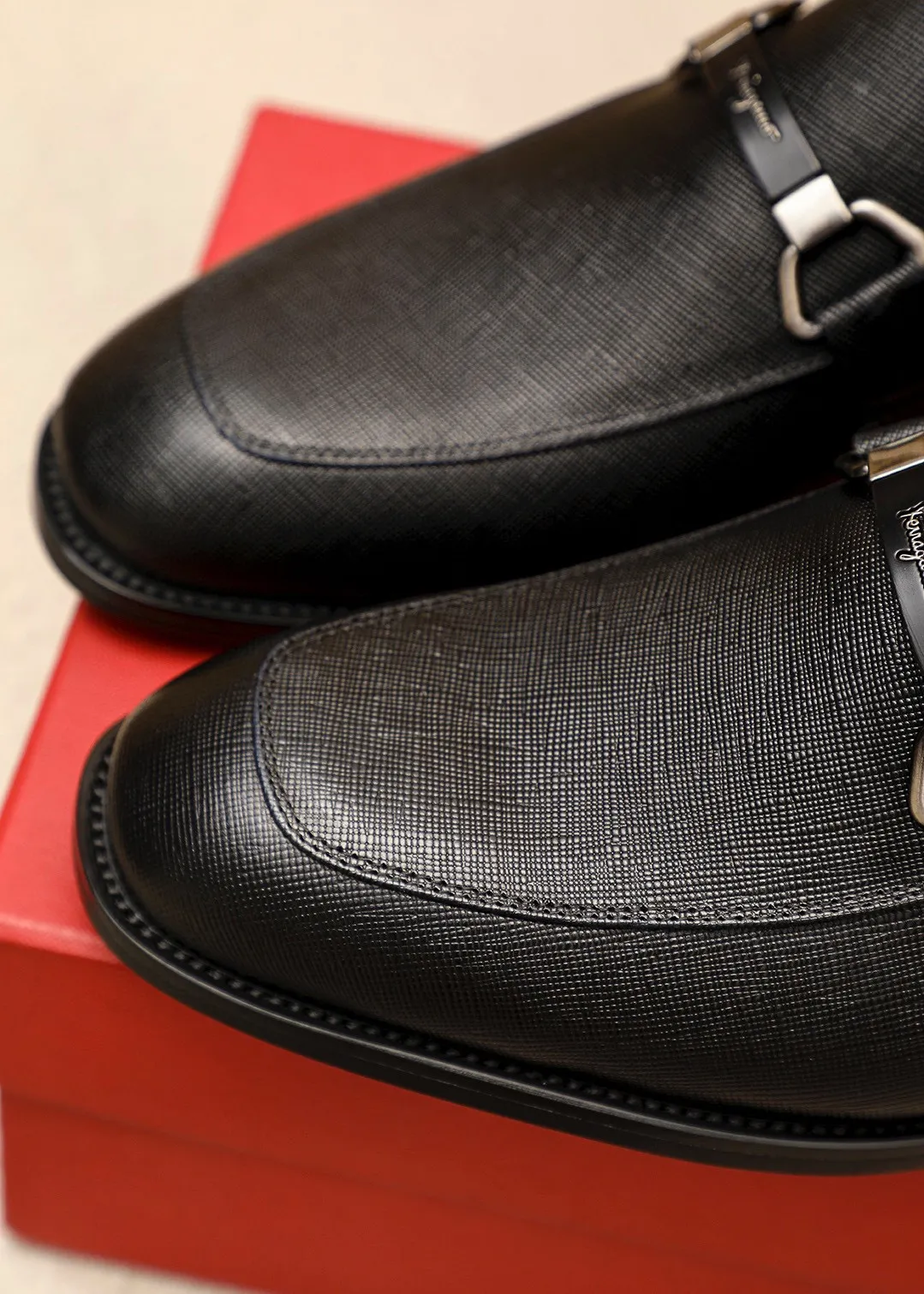 Men's shoes 💰480 💐 Product trademark: Ferragamo "Ferragamo" casual leather shoes Regular size: 38-44 (45.46🉑️customized) Product materials: Selected imported first-layer cross-grain cowhide leather upper + luxury hardware buckle, imported water-dyed cow leather lining. Strong three-dimensional visual effect, original rubber outsole Color: 1⃣️color optional